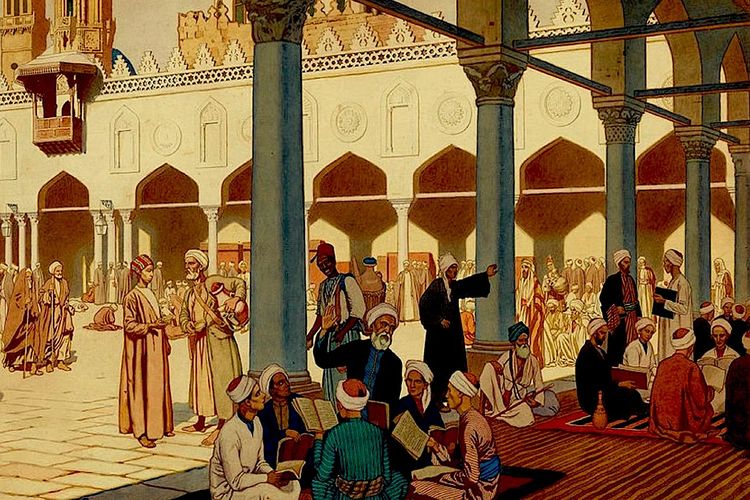 Gambar menunjukkan sebuah adegan sejarah di sebuah halaman tengah yang kemungkinan besar adalah masjid atau madrasah (sekolah Islam). Arsitekturnya menampilkan kolom-kolom tinggi dengan kapitel yang dihias, pintu-pintu melengkung, dan desain rumit di dinding. Di latar depan, kelompok-kelompok pria duduk di tanah, terlibat dalam membaca dan diskusi, kemungkinan besar mempelajari teks-teks agama. Mereka mengenakan pakaian tradisional, termasuk sorban dan jubah. Beberapa pria berdiri dan berbicara, sementara yang lain berjalan melalui halaman. Suasana keseluruhan menunjukkan tempat belajar dan berkumpulnya komunitas.