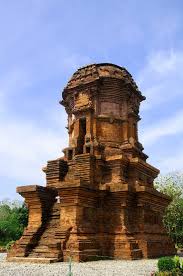 Candi Jabung, bangunan batu merah peninggalan Hindu-Buddha di Nusantara sebelum Islam, menunjukkan pengaruh arsitektur dan kepercayaan masa itu.